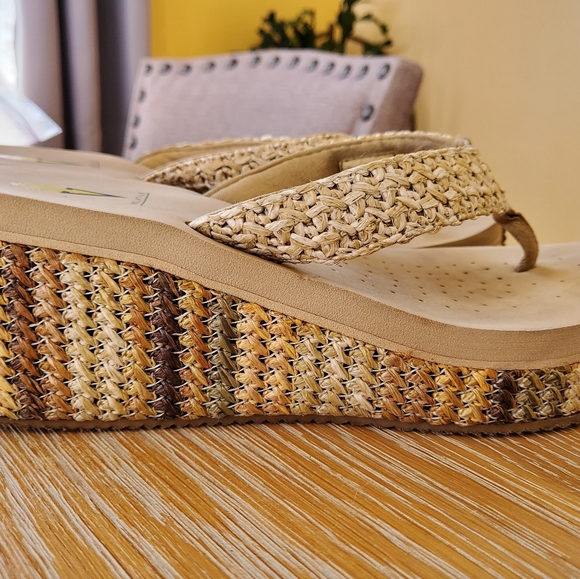 Volatile wedge flips - Picture 2 of 8